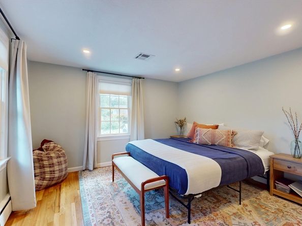 10 Glen Cir, Waltham MA 02451