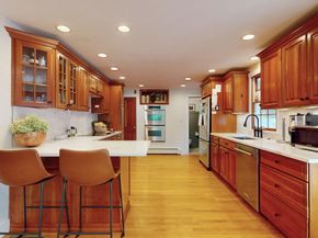 10 Glen Cir, Waltham MA 02451