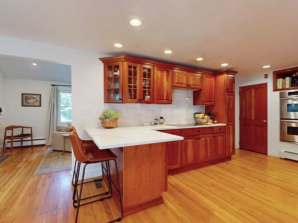 10 Glen Cir, Waltham MA 02451
