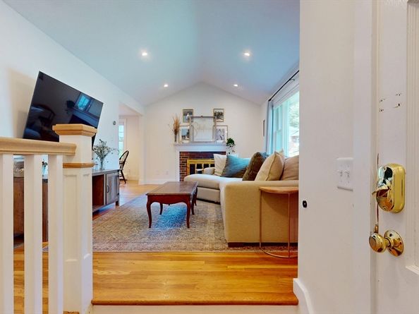 10 Glen Cir, Waltham MA 02451