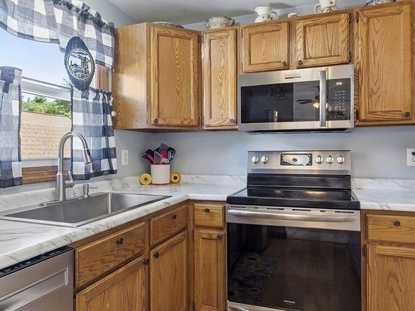 16 Walnut St, Templeton MA 01436