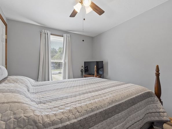 16 Walnut St, Templeton MA 01436