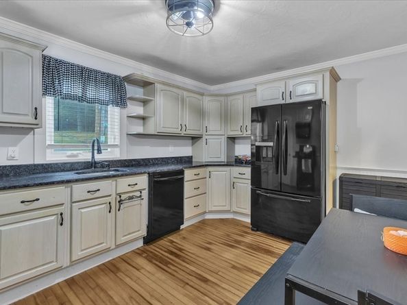 23 Dryden St, Worcester MA 01605