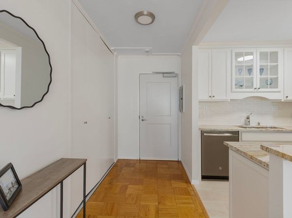 6 Whittier Pl 9H, Boston MA 02114