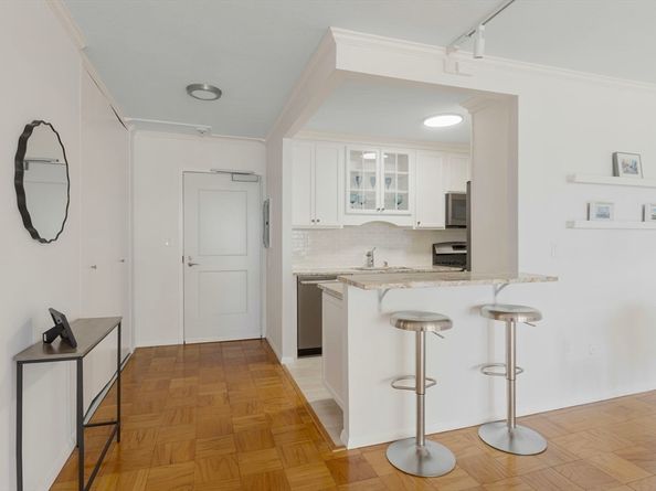 6 Whittier Pl 9H, Boston MA 02114