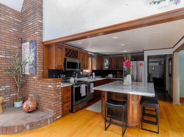 16 Jackie Dr, Millbury MA 01527
