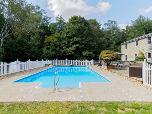 16 Jackie Dr, Millbury MA 01527