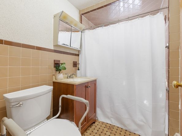 206-208 Cabot, Newton MA 02460
