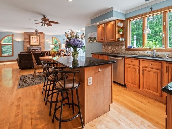 9 Santom St, Auburn MA 01501