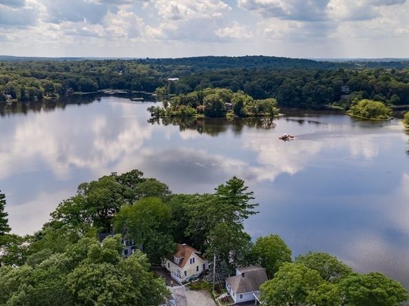 9 Stonecleve Rd, Wellesley MA 02482