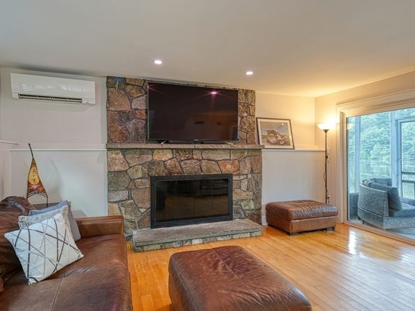 9 Stonecleve Rd, Wellesley MA 02482