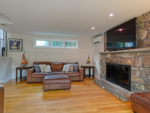 9 Stonecleve Rd, Wellesley MA 02482