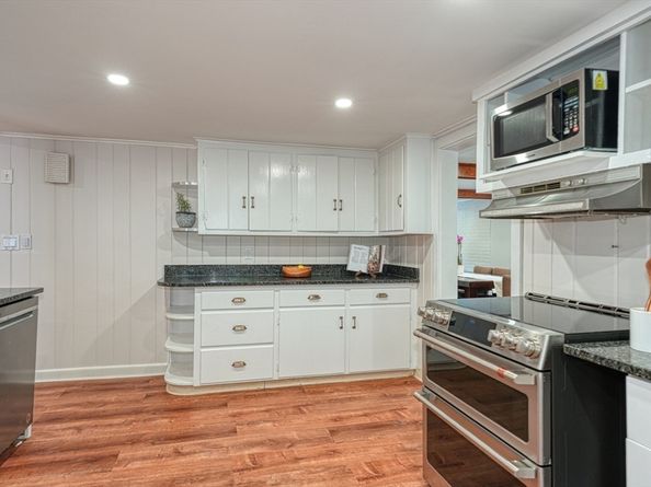 9 Stonecleve Rd, Wellesley MA 02482