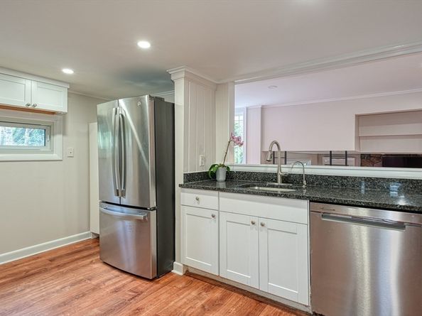9 Stonecleve Rd, Wellesley MA 02482