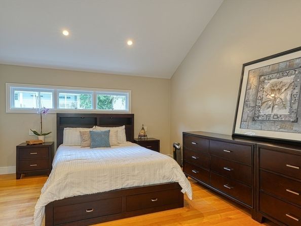 9 Stonecleve Rd, Wellesley MA 02482