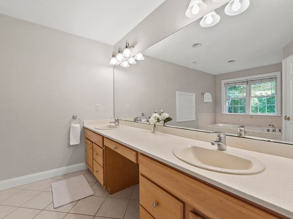 118 Colonial Ridge Dr, Boxborough MA 01719