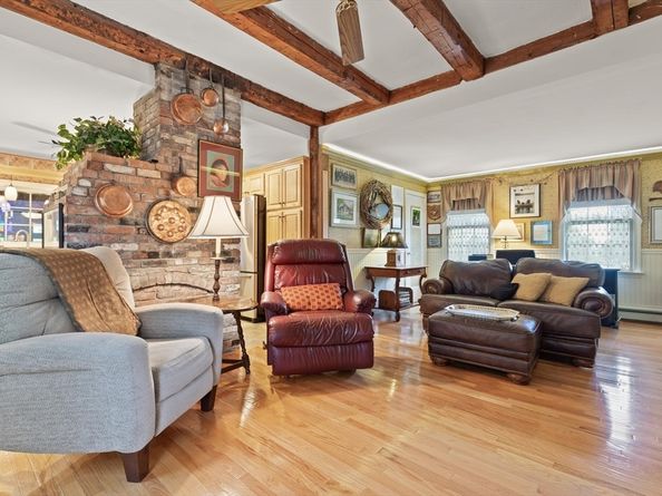 277 School St, Whitman MA 02382