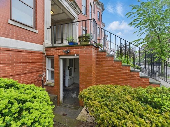 16 Garrison Rd 7, Brookline MA 02445