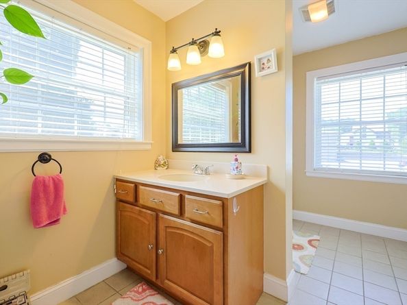 8 Whitins Rd A, Sutton MA 01590