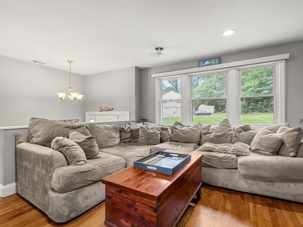20 Robin Hood Lane, Billerica MA 01821