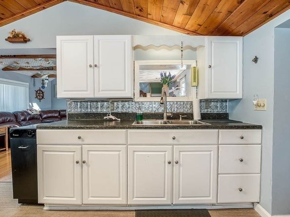26 Washington Dr, Wareham MA 02571
