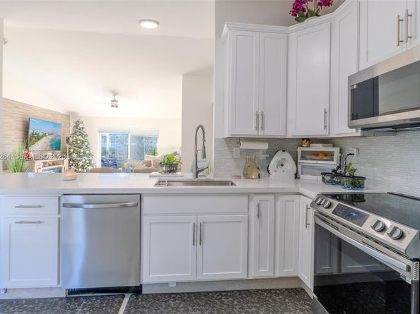 13950 Oaklawn Pl, Davie FL 33325