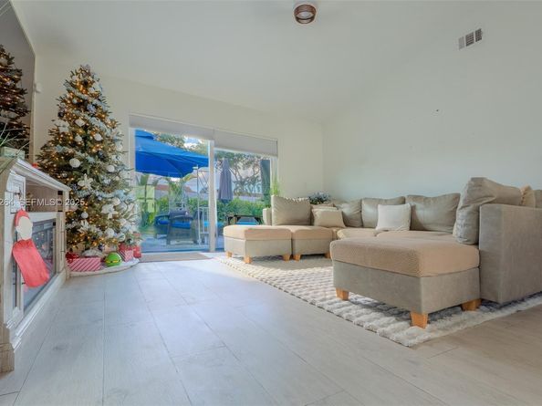 13950 Oaklawn Pl, Davie FL 33325