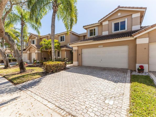 15832 SW 10th St, Pembroke Pines FL 33027