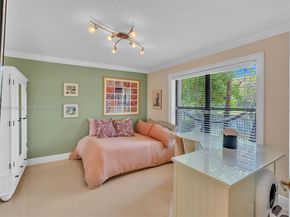 1080 Creekford Dr, Weston FL 33326