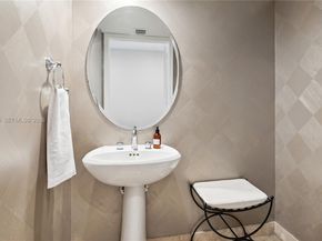 808 Brickell Key Dr 2502, Miami FL 33131