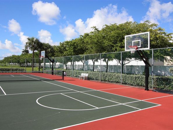 1135 Satinleaf St, Hollywood FL 33019