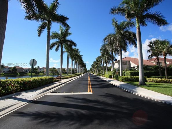 1135 Satinleaf St, Hollywood FL 33019