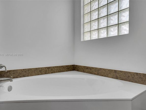 1135 Satinleaf St, Hollywood FL 33019