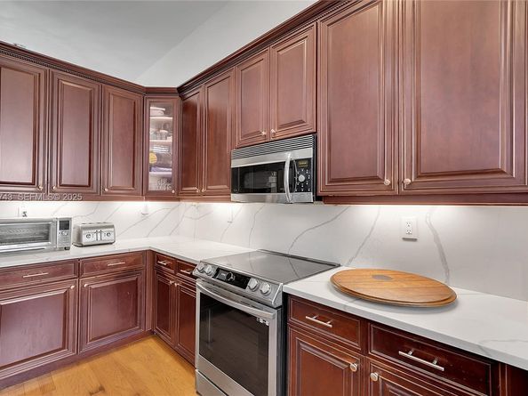 1135 Satinleaf St, Hollywood FL 33019