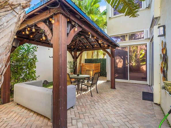 1135 Satinleaf St, Hollywood FL 33019