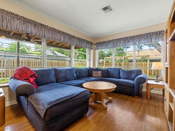 404 NE 11th Ave, Pompano Beach FL 33060