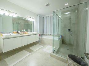 10126 NW 76th Ter, Doral FL 33178