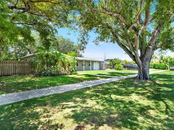 16022 SW 98th Ave, Miami FL 33157
