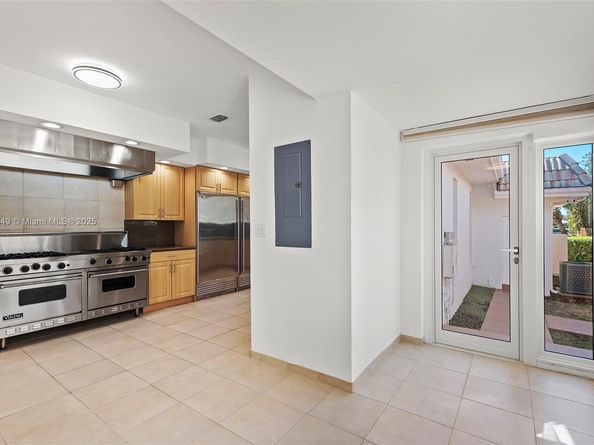 1690 Daytonia Rd, Miami Beach FL 33141