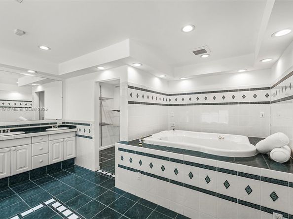 1690 Daytonia Rd, Miami Beach FL 33141