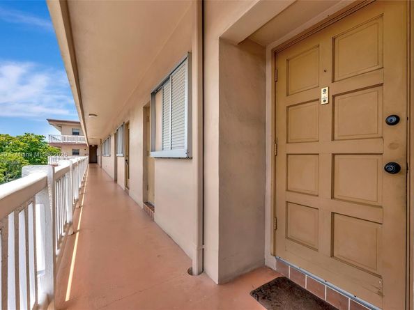 6751 Cypress Rd 306, Plantation FL 33317