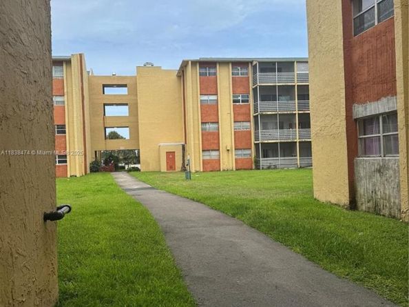 3610 NW 21st St 413, Lauderdale Lakes FL 33311