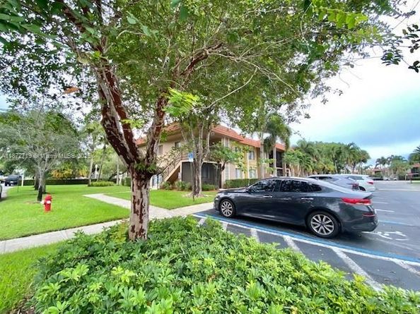 437 Lakeview Dr 201, Weston FL 33326