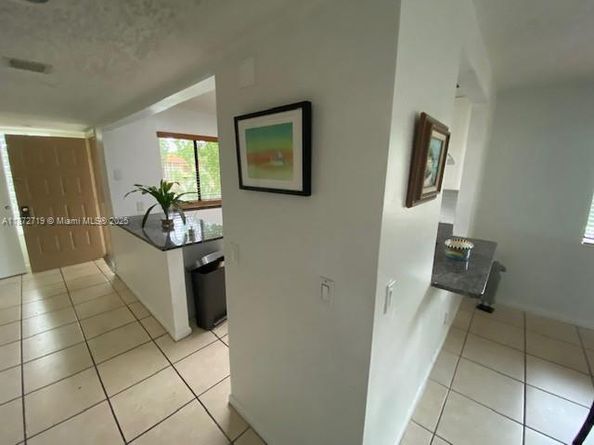 437 Lakeview Dr 201, Weston FL 33326