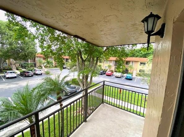 437 Lakeview Dr 201, Weston FL 33326