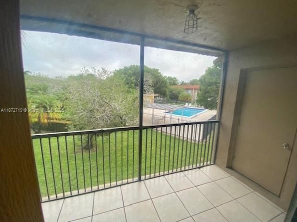 437 Lakeview Dr 201, Weston FL 33326