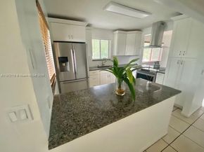 437 Lakeview Dr 201, Weston FL 33326