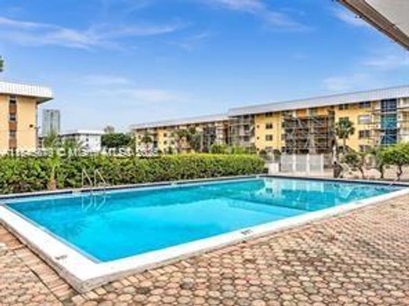 3725 NE 169th St 407, North Miami Beach FL 33160