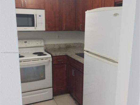 241 SE 9th Ave 103, Pompano Beach FL 33060