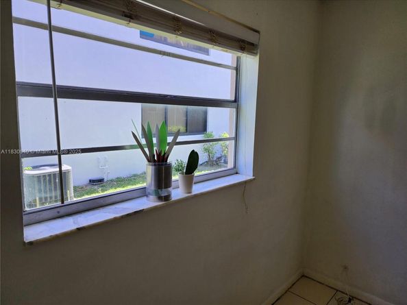 241 SE 9th Ave 103, Pompano Beach FL 33060